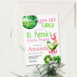 Puede incluir: Una invitación verde y rosa para una noche de chicas de San Patricio. La invitación presenta una bola de discoteca, una copa de martini con un trébol y el texto "Let's Go Girls" y "St. Patrick's Girls Night".
