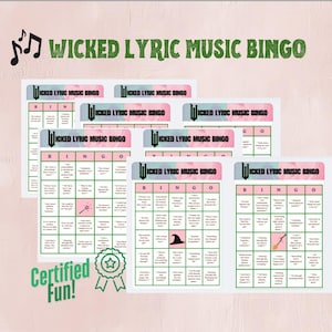 以下が含まれることがあります： 「Wicked Lyric Music Bingo」というタイトルの緑とピンクのビンゴカード6枚セット。各カードは、ミュージカル「Wicked」のフレーズが書かれた5x5のグリッドになっています。中央のマスはフリースペースです。カードは白い紙に印刷され、緑色の枠で囲まれています。