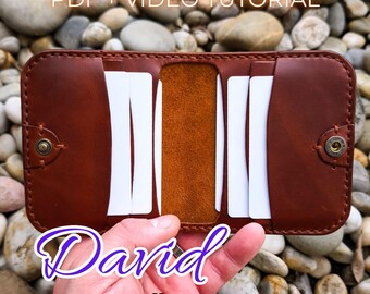 Puede incluir: Una cartera de cuero marrón con ranuras para tarjetas blancas y un interior beige. La cartera está abierta, revelando las ranuras para tarjetas. El texto "David Wallet" se muestra en cursiva. El texto "PDF + VIDEO TUTORIAL" también es visible.