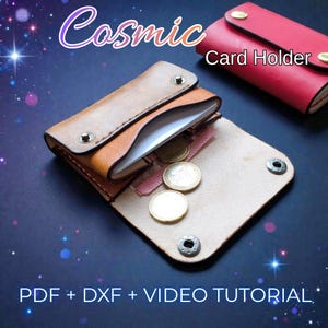 Puede incluir: Una cartera de cuero marrón claro con cierre de botón a presión, abierta para revelar monedas y billetes. Un tarjetero rojo es visible en el fondo. La palabra "Cosmic" está escrita en cursiva.