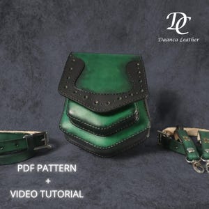 Pode incluir: Uma bolsa de couro verde com aba e vários bolsos. A bolsa tem um acabamento em couro preto e costuras decorativas. A bolsa é acompanhada por uma alça de couro verde combinando e um cinto de couro verde menor. A imagem inclui o texto "PDF PATTERN + VIDEO TUTORIAL".