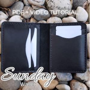 Könnte beinhalten: Schwarzes Lederportemonnaie mit Kartenfächern, offen, um das Innere zu zeigen. Der Text "PDF + VIDEO TUTORIAL" steht oben und "Sunday Wallet" unten. Das Portemonnaie liegt auf einem Hintergrund aus grauen und braunen Steinen.