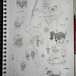 以下が含まれることがあります： ファンタジーや漫画のキャラクターの鉛筆スケッチが描かれたスケッチブックのページ。頭蓋骨、魔法使い、犬、そして「ULTRON REIGNS SUPREME」というテキストが含まれています。図面は詳細で、星で囲まれています。