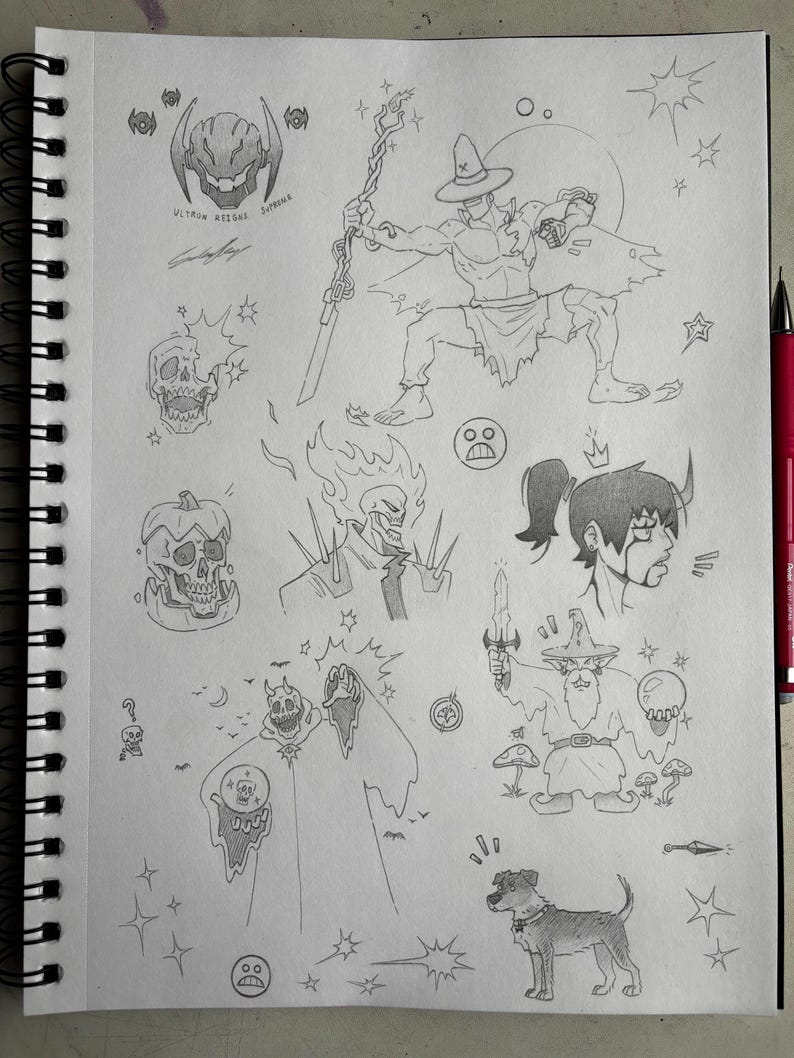 以下が含まれることがあります： ファンタジーや漫画のキャラクターの鉛筆スケッチが描かれたスケッチブックのページ。頭蓋骨、魔法使い、犬、そして「ULTRON REIGNS SUPREME」というテキストが含まれています。図面は詳細で、星で囲まれています。