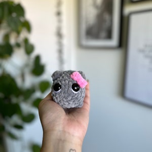 Gehäkelter trauriger Hamster Crochet sad hammie / viraler TikTok Meme/ Stuffed Animal/ Kuscheltier / Internet Amigurumi Plüschtier Dunkelgrau