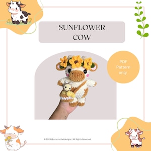 Puede incluir: Un patrón de crochet para un amigurumi de vaca con girasol. El patrón está disponible solo como descarga PDF. La imagen muestra una vaca de crochet con una corona de girasol y llevando un pequeño girasol de crochet.