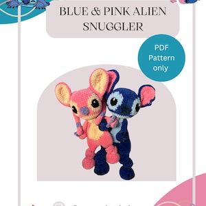 Puede incluir: Un patrón de crochet para un peluche extraterrestre azul y rosa. El patrón está disponible para descargar en PDF. La imagen muestra dos figuras extraterrestres de crochet, una azul y otra rosa, abrazándose. El patrón está disponible en @mrscrochetdesigns.