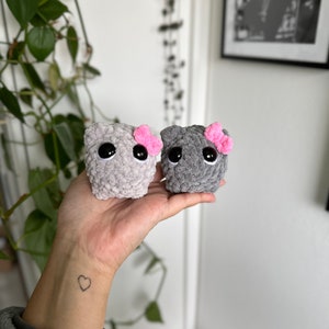 Gehäkelter trauriger Hamster Crochet sad hammie / viraler TikTok Meme/ Stuffed Animal/ Kuscheltier / Internet Amigurumi Plüschtier Bild 1