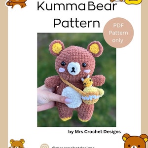 Puede incluir: Patrón de crochet para un oso KUMMA marrón con orejas amarillas y una bolsa de crochet amarilla y blanca. El patrón está disponible para descargar en PDF. El patrón es de Mrs. Crochet Designs. El nombre de usuario de Instagram es @mrscrochetdesigns.