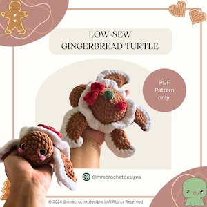 Puede incluir: Un patrón de tortuga de jengibre de crochet, con un diseño de bajo cosido. El patrón está disponible solo como descarga PDF. La imagen muestra dos tortugas de jengibre de crochet, una más grande que la otra, con una mano sosteniéndolas. Las tortugas son marrones y blancas con acentos rojos y verdes. El texto "LOW-SEW GINGERBREAD TURTLE" está en la parte superior de la imagen, y el texto "PDF Pattern only" está en la esquina superior derecha. El texto "@mrscrochetdesigns" está en la esquina inferior derecha.