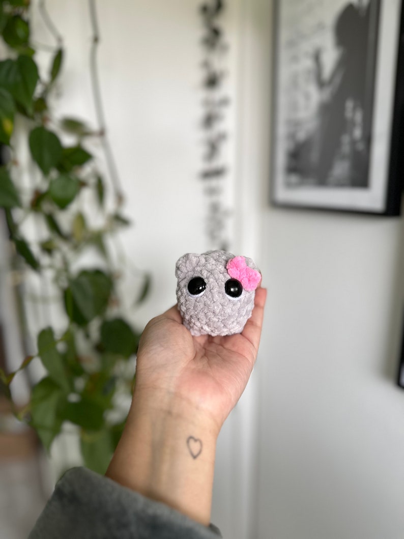 Gehäkelter trauriger Hamster Crochet sad hammie / viraler TikTok Meme/ Stuffed Animal/ Kuscheltier / Internet Amigurumi Plüschtier Hellgrau