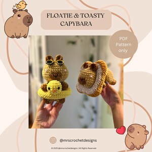 Op de afbeelding: Gehaakte capybara-speelgoed, een met zonnebril en een gele zwemband, de andere met een leeuwenmanen. De afbeelding bevat de tekst "FLOATIE & TOASTY CAPYBARA" en "PDF Pattern only".