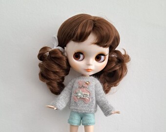 Szary, puszysty sweter dla Blythe Sweter robiony ręcznie na drutach Sweter Blythe z aplikacją dla Blythe Sweter Blythe z dzianiny Ubrania Blythe z dzianiny