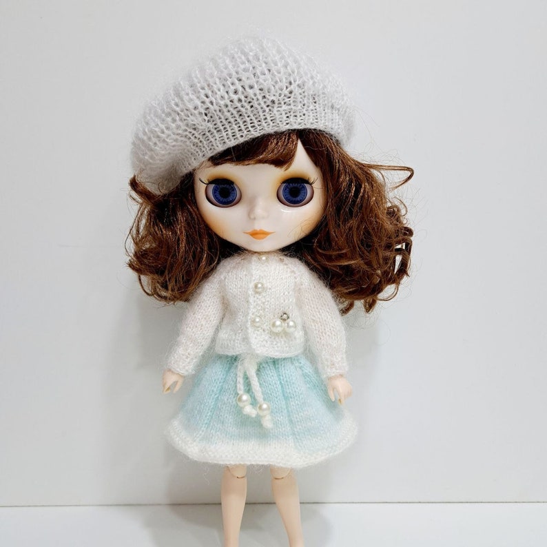 Fluffy set of clothes for Blythe White outfit Blythe Knitted cardigan Blythe Knitted skirt Blythe Hand knit beret Blythe Handmade set doll zdjęcie 2