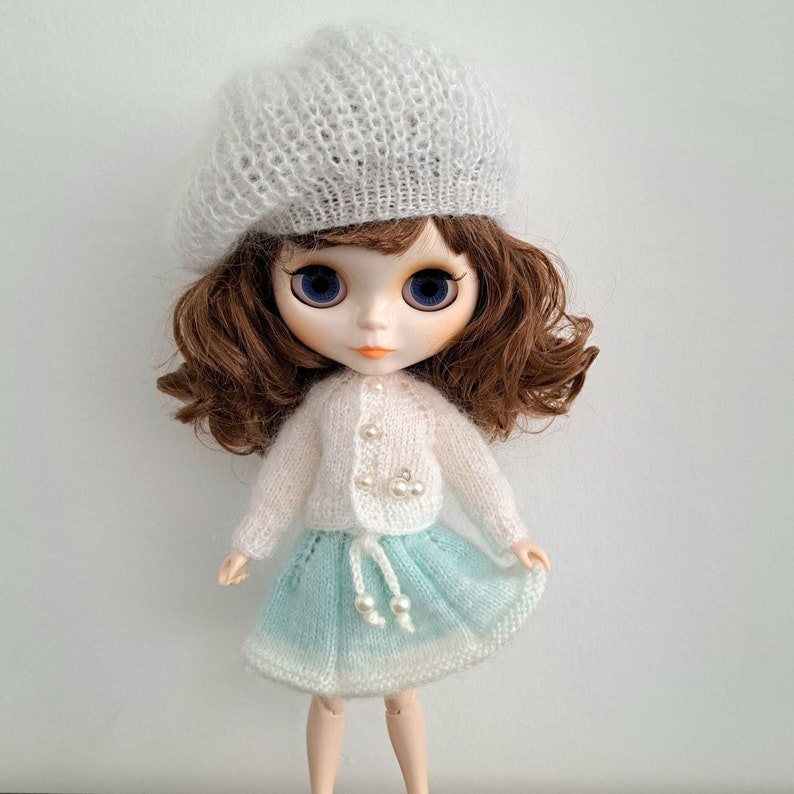 Fluffy set of clothes for Blythe White outfit Blythe Knitted cardigan Blythe Knitted skirt Blythe Hand knit beret Blythe Handmade set doll zdjęcie 1