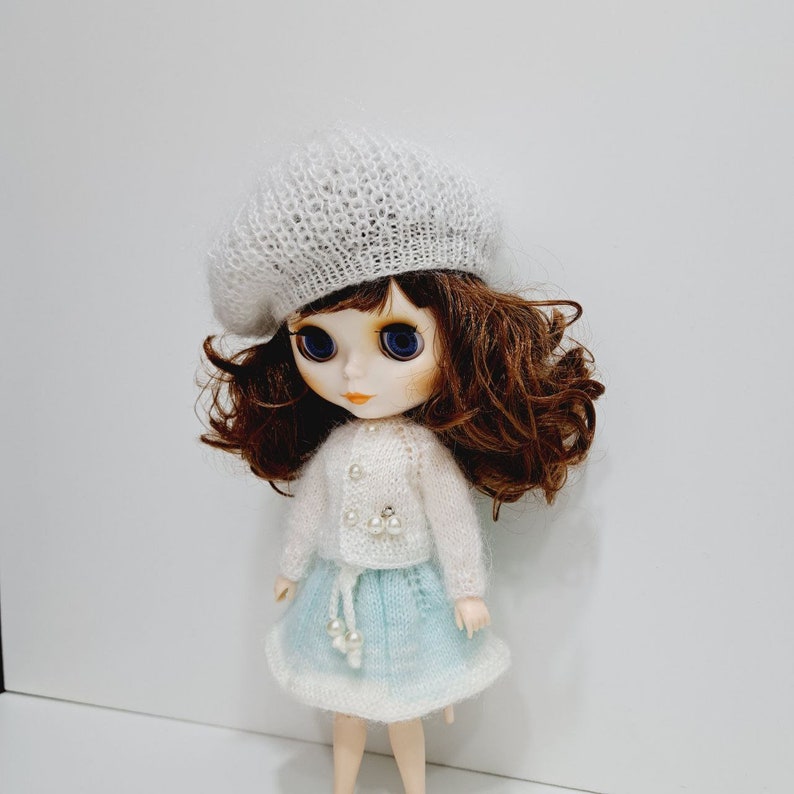 Fluffy set of clothes for Blythe White outfit Blythe Knitted cardigan Blythe Knitted skirt Blythe Hand knit beret Blythe Handmade set doll zdjęcie 9