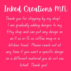 K&ouml;nnte beinhalten: Heller rosa Hintergrund mit wei&szlig;em Text. Der Text lautet "Inked Creations MN", gefolgt von einer Dankesbotschaft und Informationen zu individuellen Designs auf Tassen und K&uuml;chent&uuml;chern.