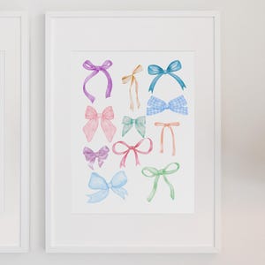 Könnte beinhalten: Ein weißer gerahmter Druck mit einer Sammlung von Aquarell-Schleifen in verschiedenen Farben, darunter Rosa, Blau, Grün, Lila und Gelb.
