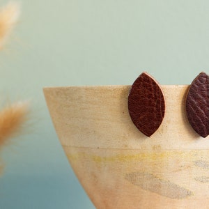 Raw leather earrings - Califeuille Stud Type. Available in several colors!