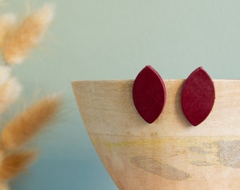 Boucles d'oreilles en cuir brut Rouge - Type Puce - Forme Calisson. Disponible en plusieurs coloris.