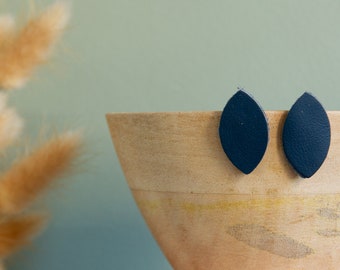 Boucles d'oreilles en cuir brut bleu - Type Puce - Forme Calisson. Disponible en plusieurs coloris.