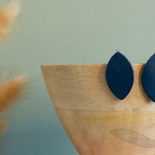 Boucles d'oreilles en cuir brut bleu - Type Puce - Forme Calisson. Disponible en plusieurs coloris.