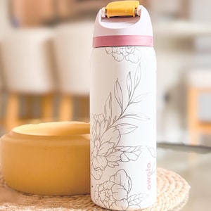 Vaso de 940 ml con grabado de peonía / Botella de agua Owala FreeSip / Taza de viaje con aislamiento personalizado / Regalos para ella / Día de la Madre 2025