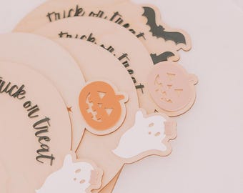 Placa de arte com pegada ou mão de Halloween | Gostosuras ou Travessuras | Meu Pequeno Boo | Primeira lembrança de Halloween do bebê | Artesanato infantil | Gravação personalizada