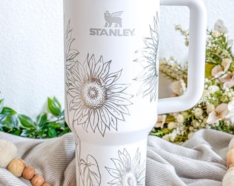 Bicchiere da 40 once con incisione a forma di girasole / Stanley Quencher / Con coperchio con manico e cannuccia / Tazza termica con incisione / Tazza da viaggio / Regali per lei