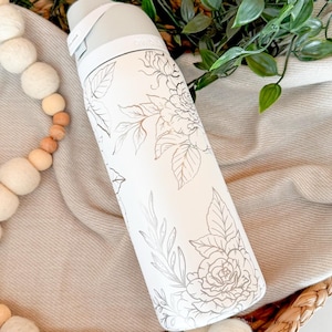 Vaso de 940 ml con grabado de rosa / Botella de agua Owala FreeSip / Taza de viaje con aislamiento personalizado / Regalos para ella / Día de la Madre