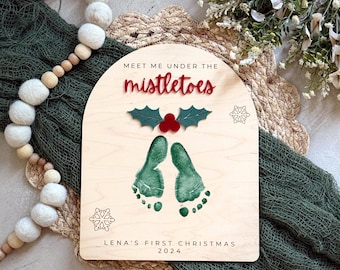 Placa de arte com pegadas ou mãos de Natal | Feliz | Rena | Visgo | Primeira lembrança de Natal do bebê | Artesanato infantil | 2024 | Gravado