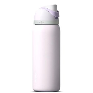 Peut inclure: Une gourde isotherme rose clair avec un couvercle blanc et une boucle de transport lavande. La bouteille a une forme cylindrique et porte le nom de la marque "awala". Le couvercle est équipé d'un bec verseur intégré.