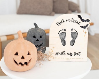 Halloween Fußabdruck oder Handabdruck Kunst Zeichen | Süßes oder Saures | Mein kleines Boo | Babys erstes Halloween-Andenken | Kind Handwerk | Individuell graviert |
