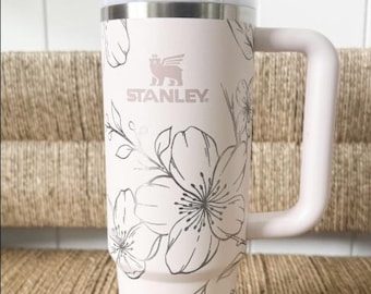 Copo térmico Stanley Quencher de 887 ml com gravação floral de flor de cerejeira | Gravação a laser | 887 ml | Presente para madrinhas | Dia das Mães 2026 ***