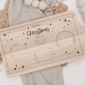 Puede incluir: Una bandeja de servir de madera con el texto "¡Feliz Navidad Santa!" y una lista de bocadillos: "Some Cookies", "And Some Milk" y "And of Course Some Carrots for Your Reindeer!"