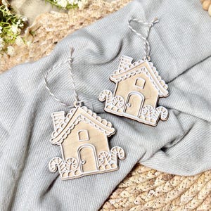 Adorno navideño de casita de jengibre / Grabado personalizado / Agregar nombres o texto / Querido Papá Noel / Recuerdo de la primera Navidad del bebé / Personalizado