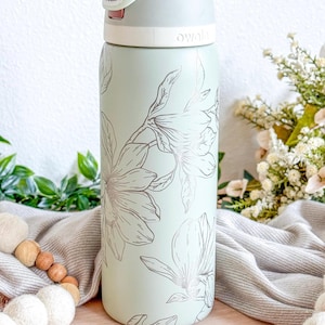 Magnolien Blume graviert 32 Unzen Becher | Owala FreeSip Trinkflasche | Thermobecher mit individueller Gravur | Geschenke für Sie | Muttertag