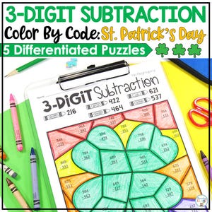 Könnte beinhalten: Eine weiße Keramik-Tasse mit schwarzem Henkel und dem Text "But First, Coffee" in schwarzer, handschriftlicher Schrift. Die Tasse steht auf einer weißen Oberfläche.