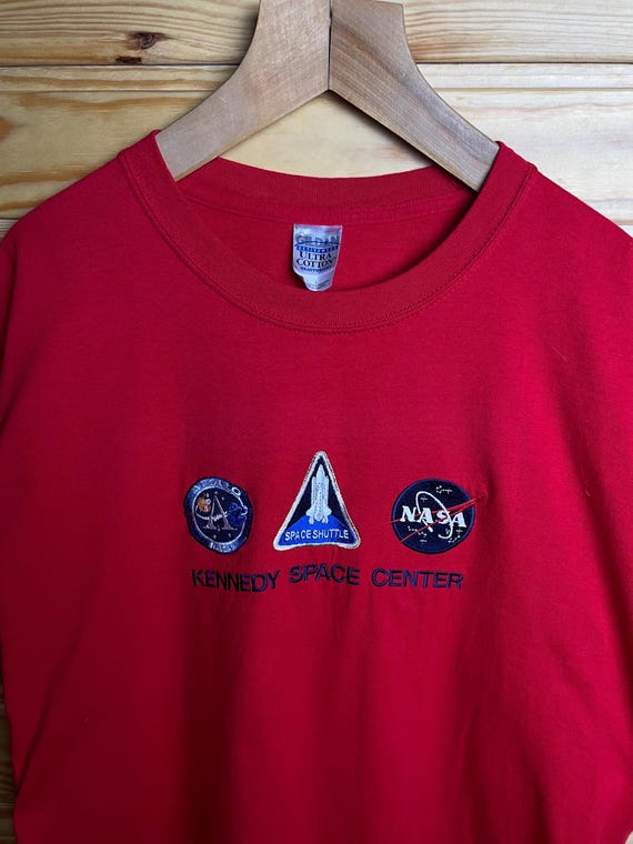 ヴィンテージ ケネディ宇宙センター NASA Tシャツ – 赤、刺繍