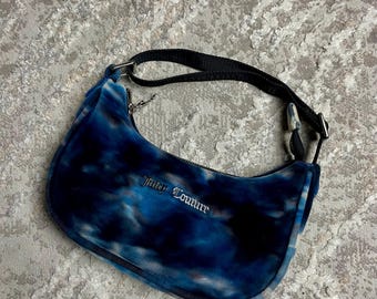 Minibolso de hombro Juicy Couture – Azul tie-dye estilo Y2K