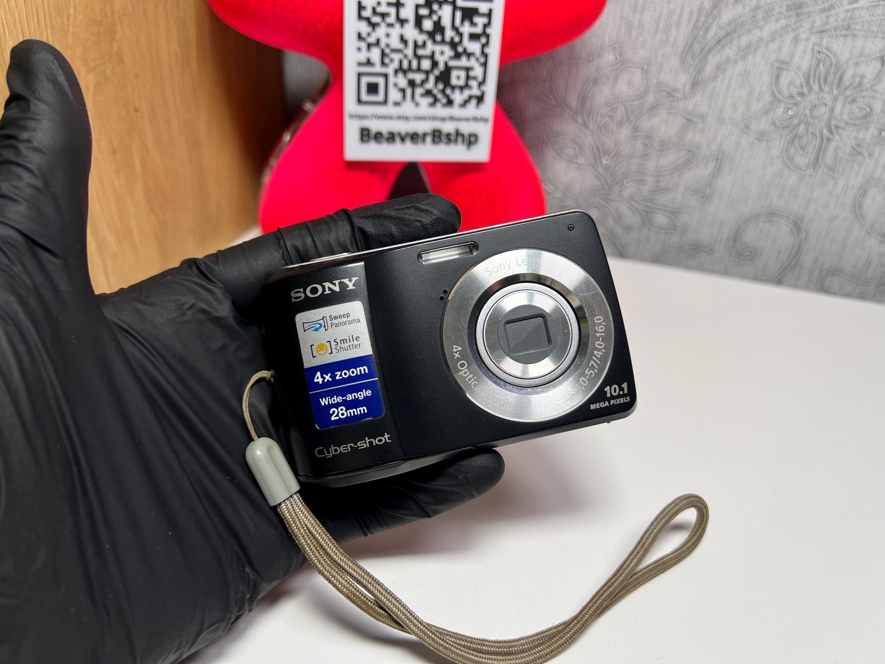 A Nikon Coolpix S3000 compact digital camera, in black with case A Nikon Coolpix S3000 compact digital camera, in black with case