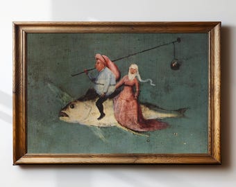 Op de afbeelding: Een ingelijst schilderij met twee figuren die op een grote vis rijden. Eén figuur draagt een roze hoed en een blauw overhemd en houdt een paal vast. De andere figuur draagt een roze jurk. De achtergrond is een gedempte blauwgroene kleur.