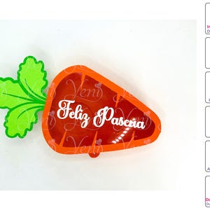 Puede incluir: Decoración de Pascua en forma de zanahoria naranja con la inscripción "Feliz Pascua" en blanco. Tiene una parte superior de hojas verdes. El diseño es para una manualidad o decoración navideña.