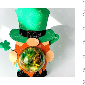 Puede incluir: Un duende verde sosteniendo una esfera transparente llena de monedas de oro y tréboles verdes. El duende lleva un sombrero verde y una barba roja. La imagen incluye el texto "ZIP, Descarga instantánea, Descarga directa, VIDEO, Paso a paso, Paso a paso, STUDIO, Para Silhouette, Para Silhouette, SVG, Incluido, Incluido, Obturador de iris, Apertura tipo iris, ¿Dudas? Puedo ayudar, Dudas? puedo ayudar".