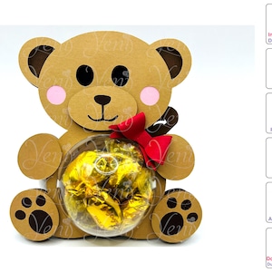 Puede incluir: Un oso de peluche marrón con mejillas rosadas y un lazo rojo sostiene un recipiente de plástico transparente lleno de chocolates envueltos en oro. El oso está hecho de cartón y está diseñado para ser un favor de fiesta o una caja de regalo.