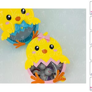 Puede incluir: Dos cajas de Pascua en forma de pollito amarillas con detalles en rosa y azul. Las cajas están abiertas y muestran una ventana transparente para mostrar golosinas. Las cajas están diseñadas para usar con una máquina de corte Silhouette.