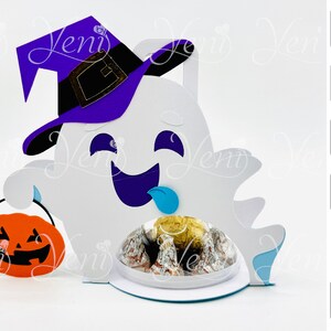 May include: A white ghost holding a jack-o-lantern bucket with a purple hat and a blue tongue. The ghost is holding a round box with chocolate candies inside. The image includes the text "Instant download Descarga directa", "Step by Step Paso a Paso", "For Silhouette Para Silhouette", and "Doubts I can help Dudas? puedo ayudar".