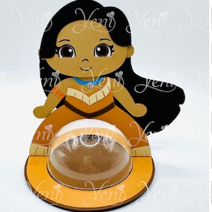 Puede incluir: Un recorte de cartón marrón y naranja de un personaje de dibujos animados de Pocahontas sosteniendo una cúpula de plástico transparente. La cúpula está sobre una base marrón con un borde amarillo. El recorte tiene un diámetro de 8 cm. La imagen incluye el texto "Descarga instantánea Descarga directa", "Paso a paso Paso a Paso", "Para Silhouette Para Silhouette", "Para Silhouette Para Silhouette", "Apertura de cuchara Apertura Spoon", y "8cm - 3.15".