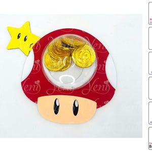 Puede incluir: Una caja de regalo para fiestas en forma de hongo rojo y blanco con una ventana de plástico transparente. La caja está decorada con una estrella amarilla y tiene un pequeño compartimento para guardar dulces u otras golosinas pequeñas. La caja tiene un diámetro de 8 cm.
