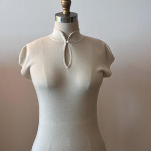 Mandarin Collar Knit Qipao Top – Short Sleeve Cheongsam-Inspired Shirt, Minimalist Chinese Style Knitwear for Women